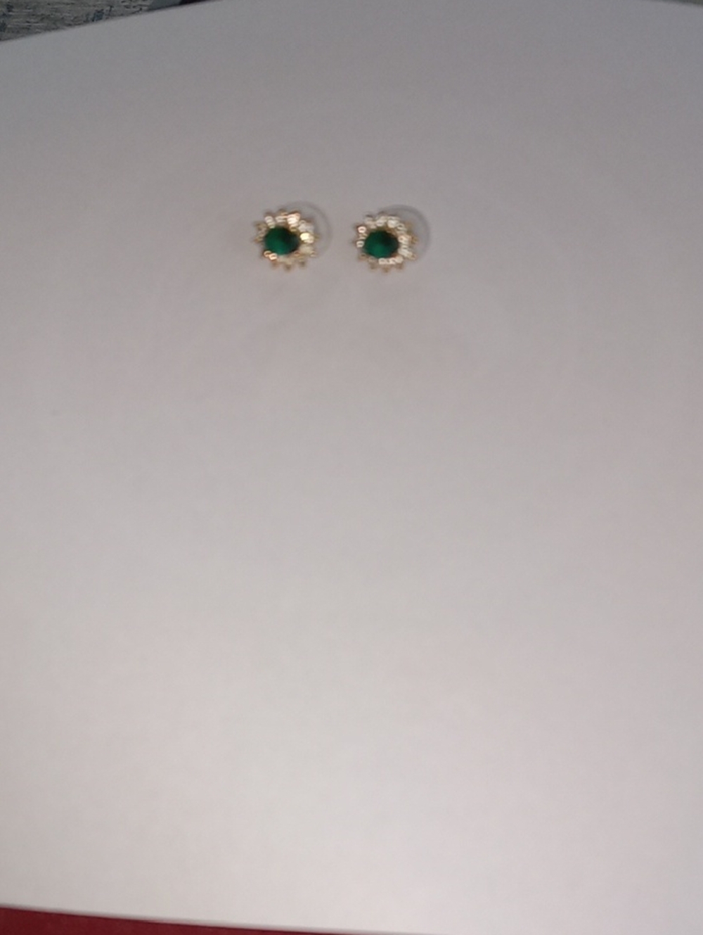 VTG Roman Faux Emerald Starburst Halo Post Stud Earrings Gold Tone